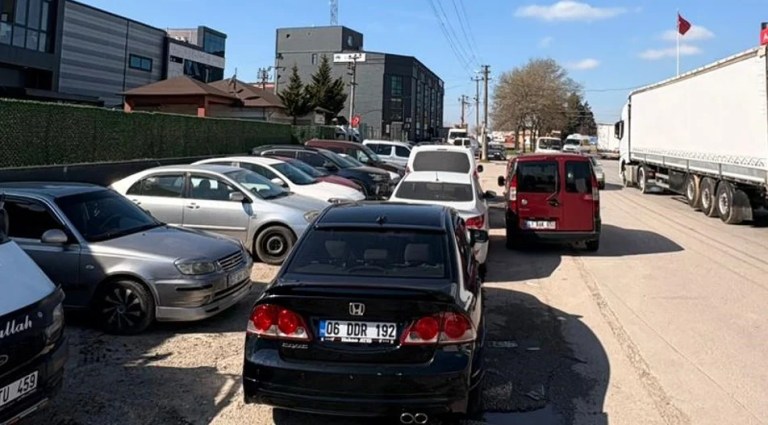 Başiskele’de AVM trafiği esnafı canından bezdirdi!