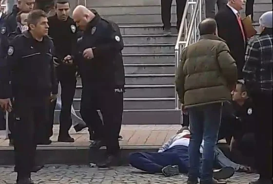 Eski Nişanlısını Adliye Önünde Bıçaklayarak Öldürdü!