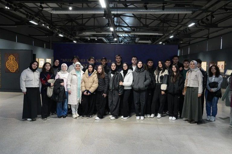 Gençler “Mukaddes Emanetlere” Sahip Çıkıyor