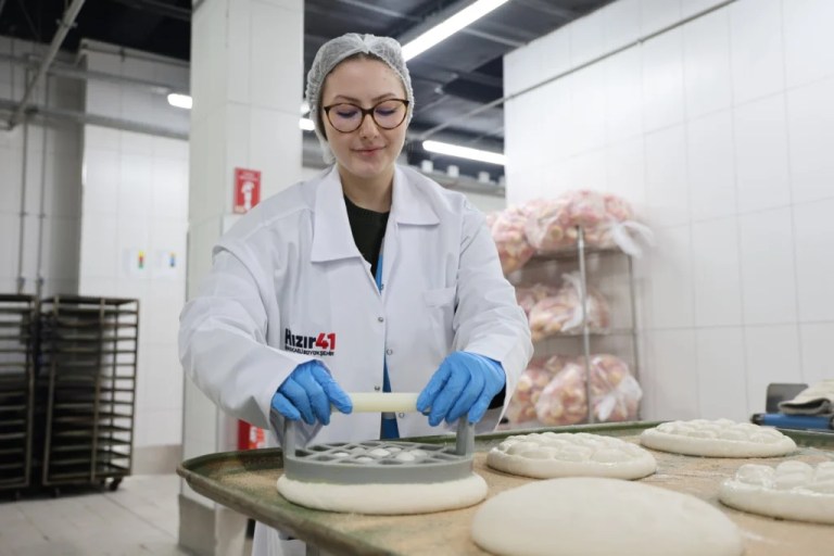 Gençlerden iftar sofralarına sıcak pide ikramı