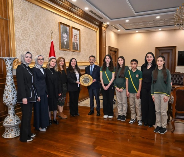 İnkılap Ortaokulu’ndan Vali Aktaş’a Ramazan gazetesi ziyareti