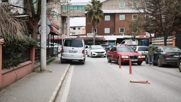 Cihan Hastanesi önünde hatalı park trafiği felç etti