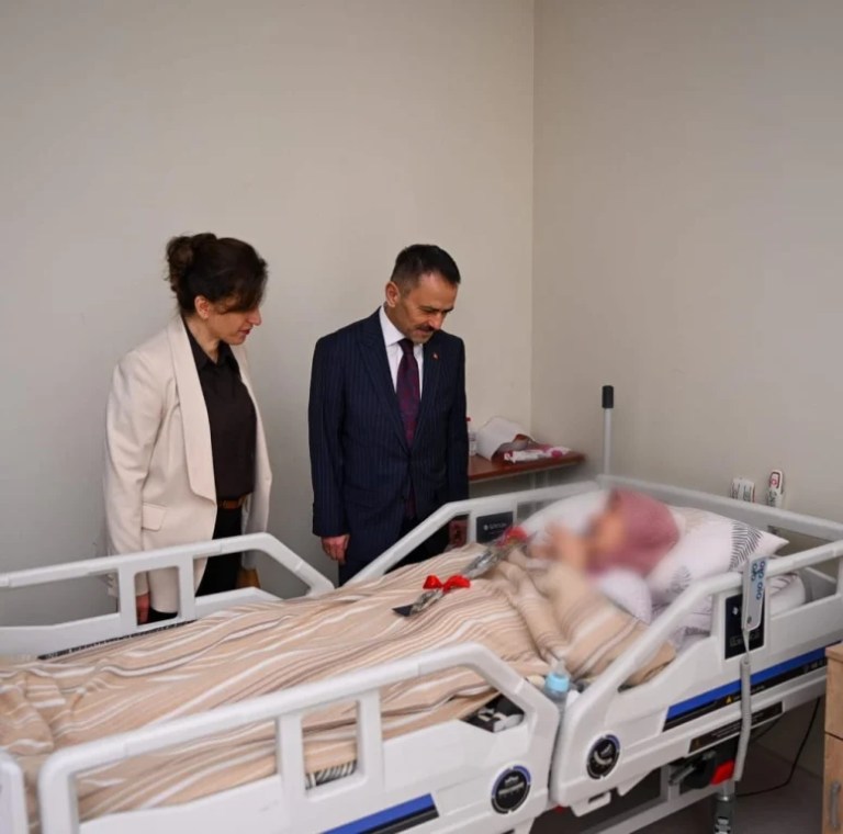 Vali Aktaş ve eşi, Kocaeli Huzurevi sakinleriyle bayramlaştı
