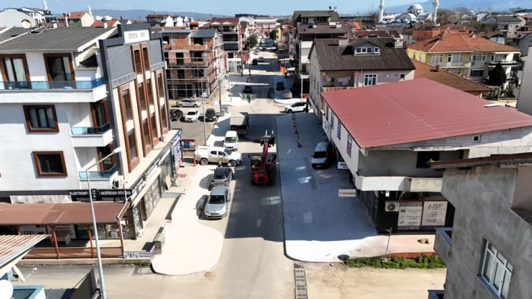 Kartepe İstasyon Mahallesi’nde yol yenileme sürüyor