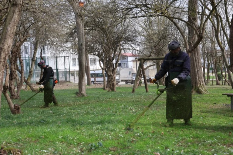 Kartepe’de bahar temizliği: Yürüyüş yolları ve parklar otlardan arındırılıyor