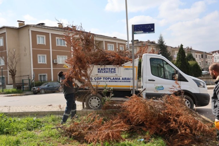 Kartepe bayrama hazırlanıyor: Cadde ve camilerde temizlik
