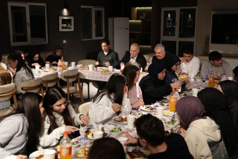 Kartepe’de Gençler ve Tecrübeli İsimler İftar Sofrasında Buluştu