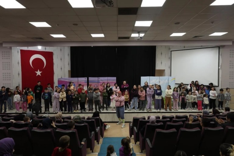 Kartepe’de minikler tiyatro ile eğlendi