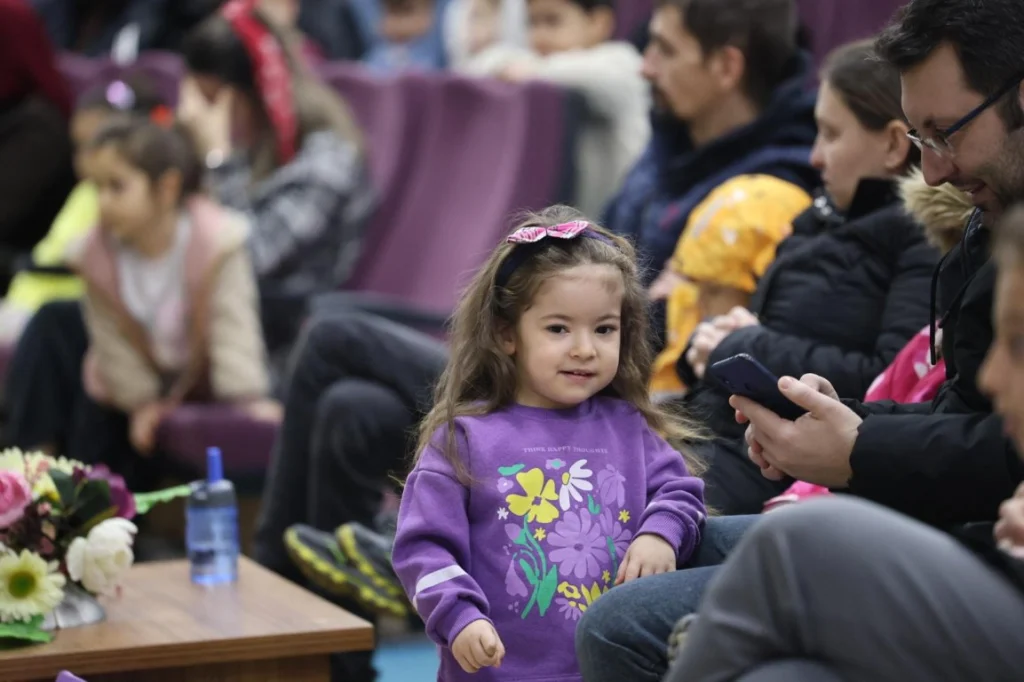 Kartepeli çocuklar tiyatro ile eğlendi