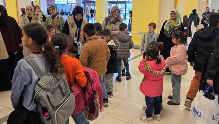 İHH Dilovası’ndan çocuklara bayramlık sürprizi