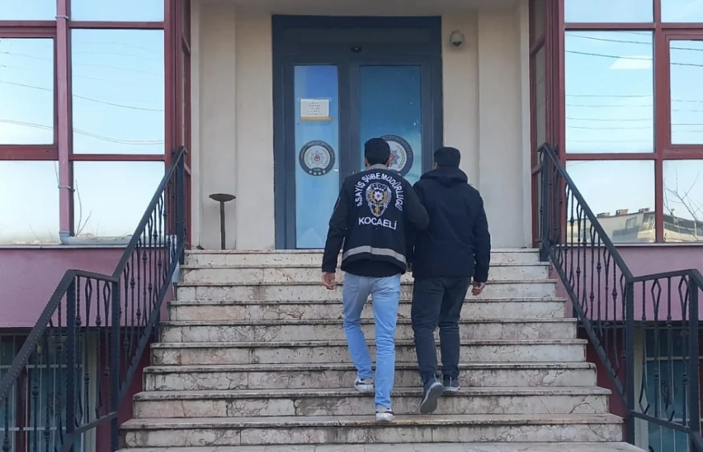 Kocaeli’de Bilişim Dolandırıcısı Yakalandı!
