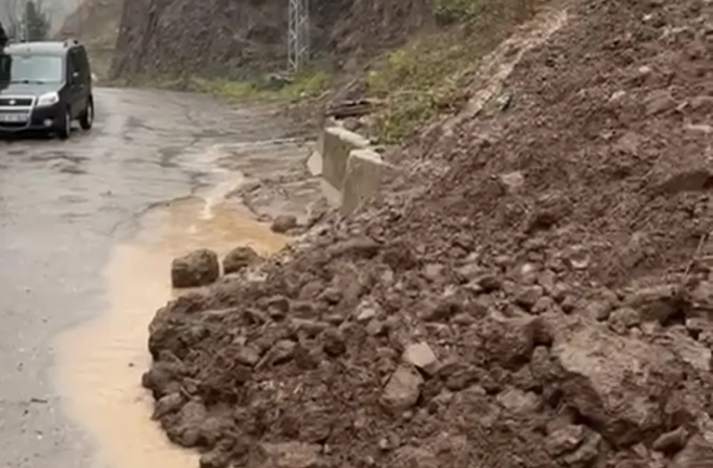 Başiskele’de yol çökmeleri tedirgin ediyor