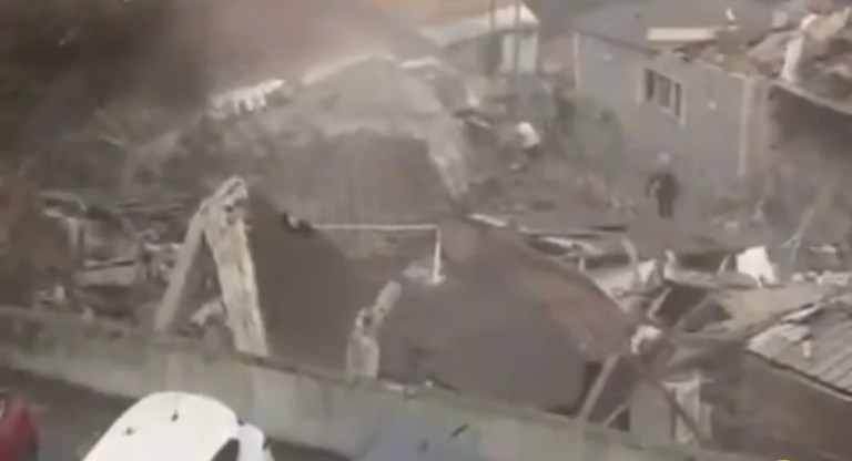 Fatih’te iki bina çöktü!