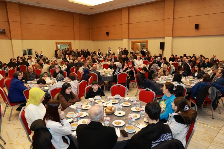 Gebze’de yetim ve öksüz çocuklar için iftar sofrası kuruldu