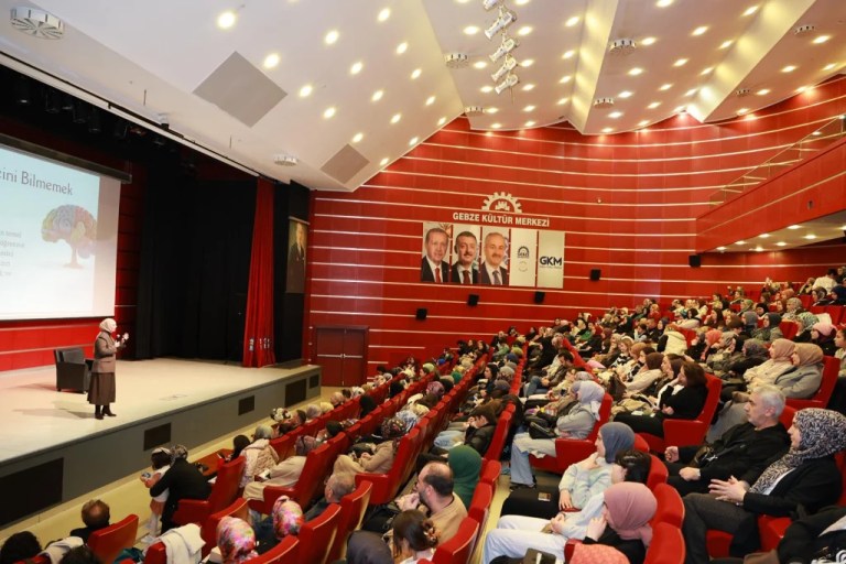 Özgü Güler Gebze’de okurlarıyla buluştu