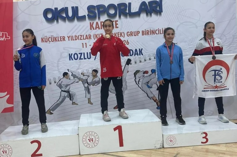 Körfezli Elif, karate grup şampiyonu olarak Türkiye yolunda