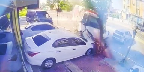Gebze’de kamyonet ağaç söküp araçlara çarptı!