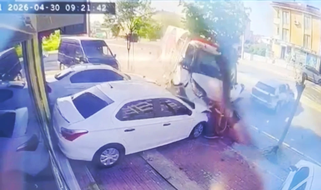 Gebze’de kamyonet ağaç söküp araçlara çarptı!