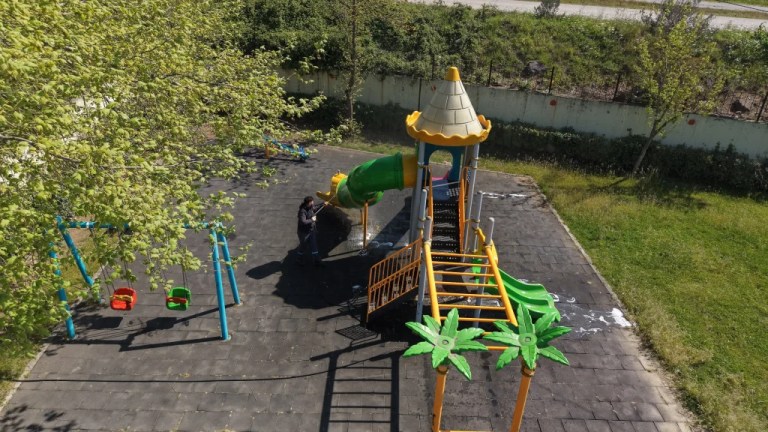 Çayırova’da parklardaki oyun grupları yıkanıyor
