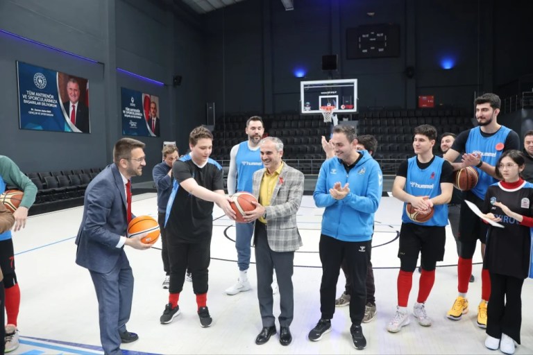Çayırova’nın basketbolcuları özel çocuklarla buluştu