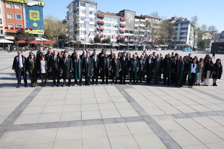 Kocaeli Barosu’ndan Avukatlar Günü’nde Anıta Çelenk
