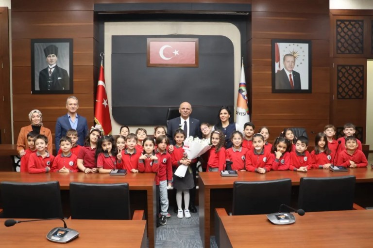 Minik öğrenciler yerel yönetimi belediye başkanından öğrendi