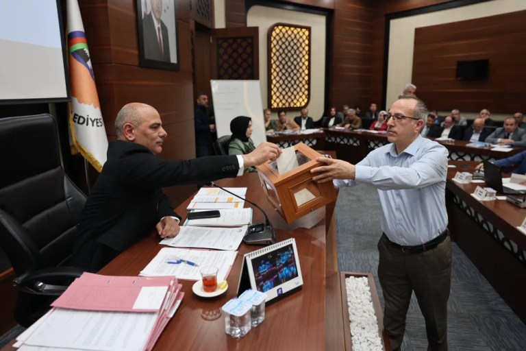 Körfez Belediyesi’nde komisyon üyeleri belirlendi