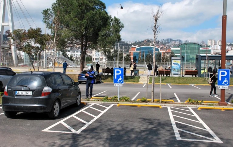 İzmit’te çift taraflı parklara zabıta müdahalesi