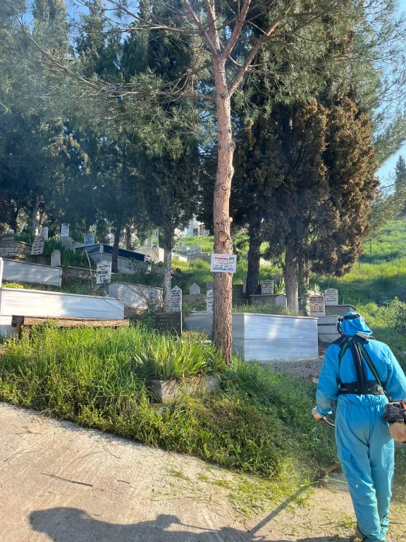 Büyükşehir’den mezarlıklara düzenli bakım