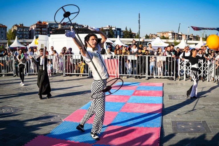 Büyükşehir’den 23 Nisan şenliği: Çocuklar doyasıya eğlendi