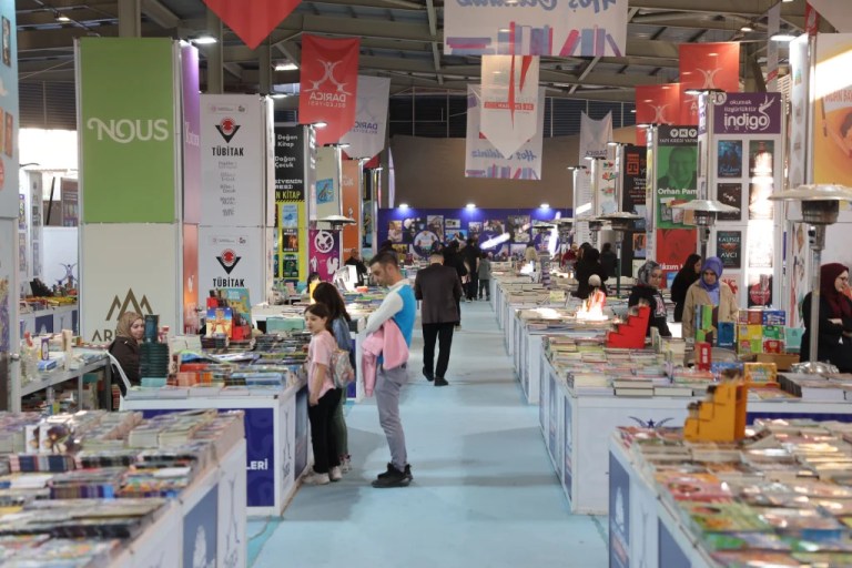 Darıca Kitap Fuarı’na Kitapseverlerden Yoğun İlgi