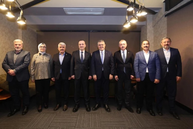 Kocaeli siyasetinin zirvesi yerel yönetimleri ve Erdoğan’ı konuştu