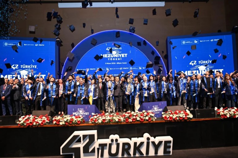 42 Türkiye’nin İlk Mezunları Törenle Diplomalarını Aldı
