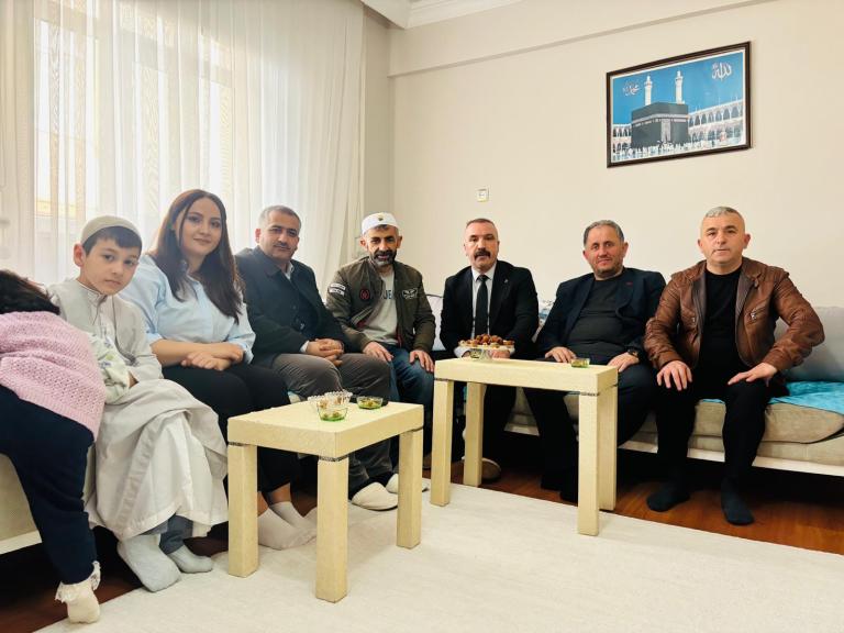 Umre Dönüşü Görü Ailesine MHP Dilovası Teşkilatından Ziyaret