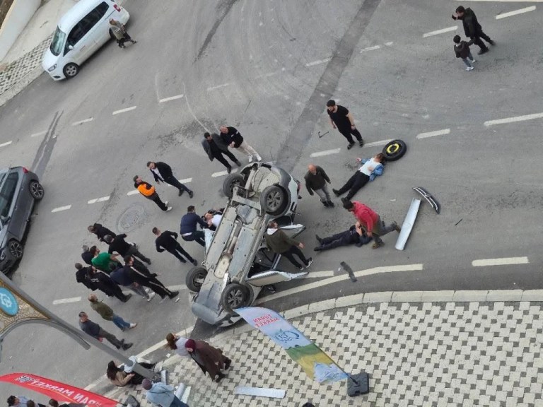 Çayırova’da otomobil takla attı: 2 yaralı!
