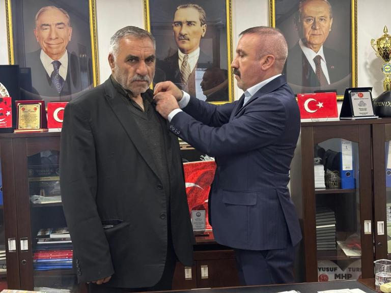 MHP Dilovası İlçe Teşkilatından Mehmet Nuri Tunç’a Rozet Takdim Edildi