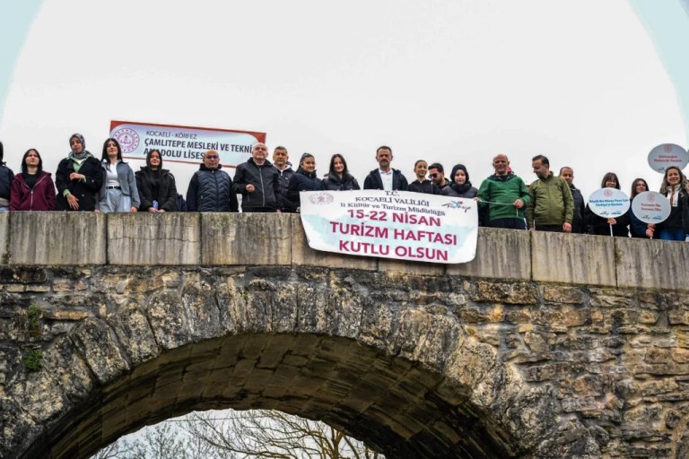 Vali Aktaş, Körfez’de öğrencilerle doğa yürüyüşü yaptı