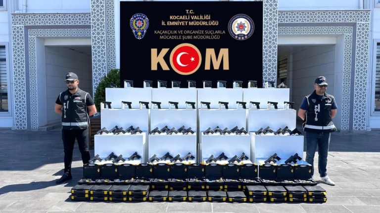 Kartepe’de 60 tabanca ele geçirildi: Bir gözaltı!
