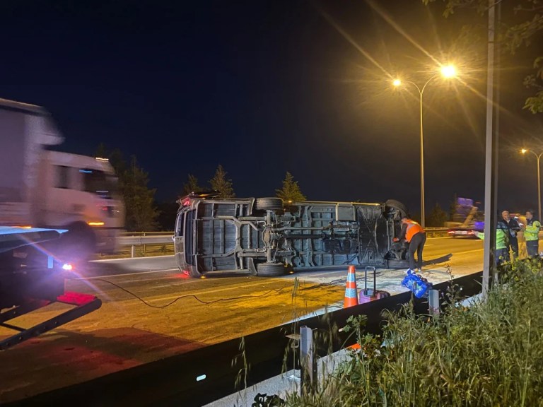 Minibüs tıra çarptı, otoyolda devrildi!