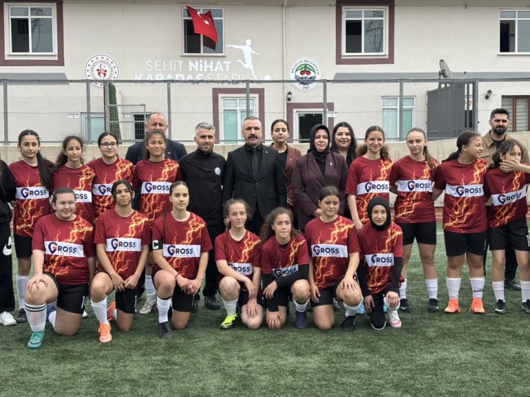 Dilovası’nda kadın futbol maçına anlamlı ziyaret