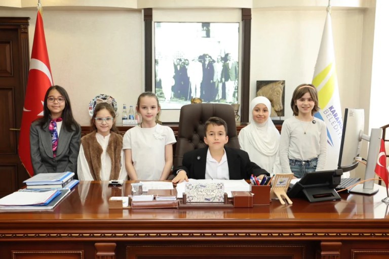 Karamürsel’de 23 Nisan coşkusu: Minik başkanlar iş başında