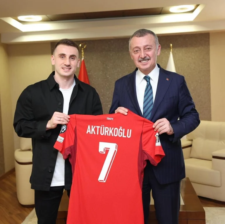 Kerem Aktürkoğlu’ndan Başkan Büyükakın’a Milli Forma