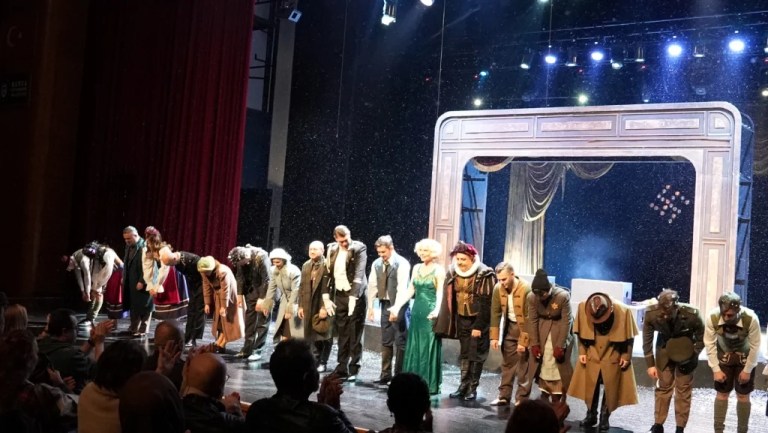 Kocaeli Şehir Tiyatroları Bursa’da alkış topladı