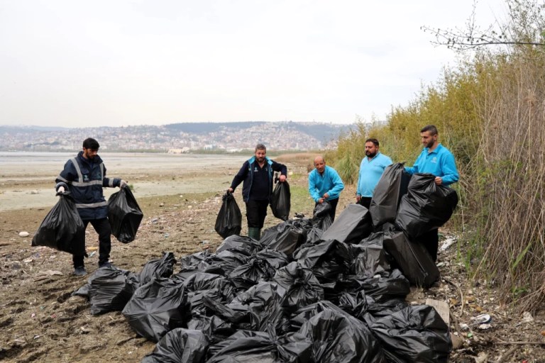 Mavi Takım’dan İzmit sahilinde 50 torba atık temizliği