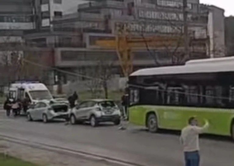 Mutlukent’te Zincirleme Kaza: Otobüs de Karıştı!