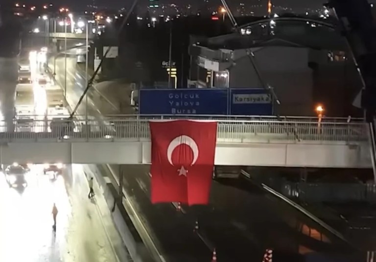 Başiskele’de 78 tonluk yaya üst geçidi monte edildi