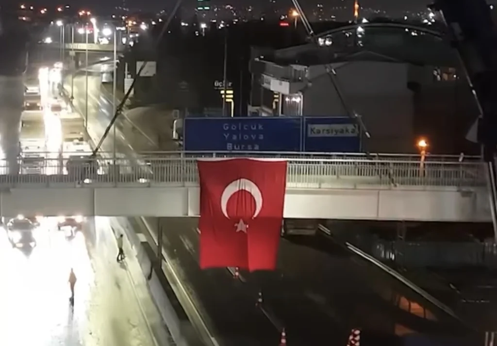Başiskele’de 78 tonluk yaya üst geçidi monte edildi