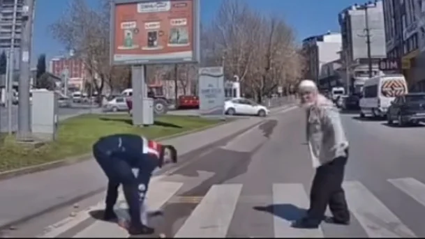 Gebze’de Jandarmadan Yaşlı Adama Örnek Davranış