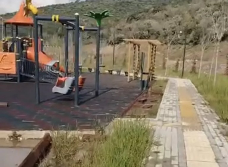 Derince TOKİ’de çevre felaketi: Bahçeler göle döndü!