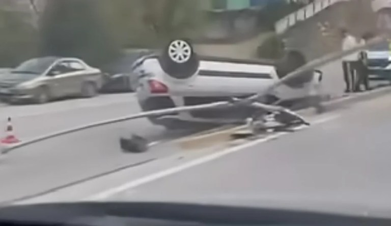 Gölcük’te otomobil takla attı!